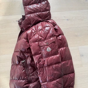 Moncler Maya - Tja, säljer min Moncler Maya. Är inte jätteinsatt men tror det är en äldre modell. L / Storlek 5. Jag är 186cm 75-80kg. Bra skick men finns spår av användning såklart.