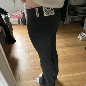 Cheap monday  - Svart/grå jeans från weekday, lågmidjade strl 26*30 men passar även 25. Använda 1 gång! Skriv för fler bilder. 💕