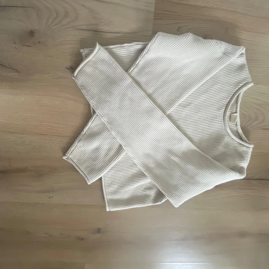 Beige ribbad croppad tröja - 2