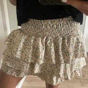 Blommig volangkjol💕 - Supersöt kort kjol med flera volanger perfekt till sommaren💕💕 köpt i Italien 