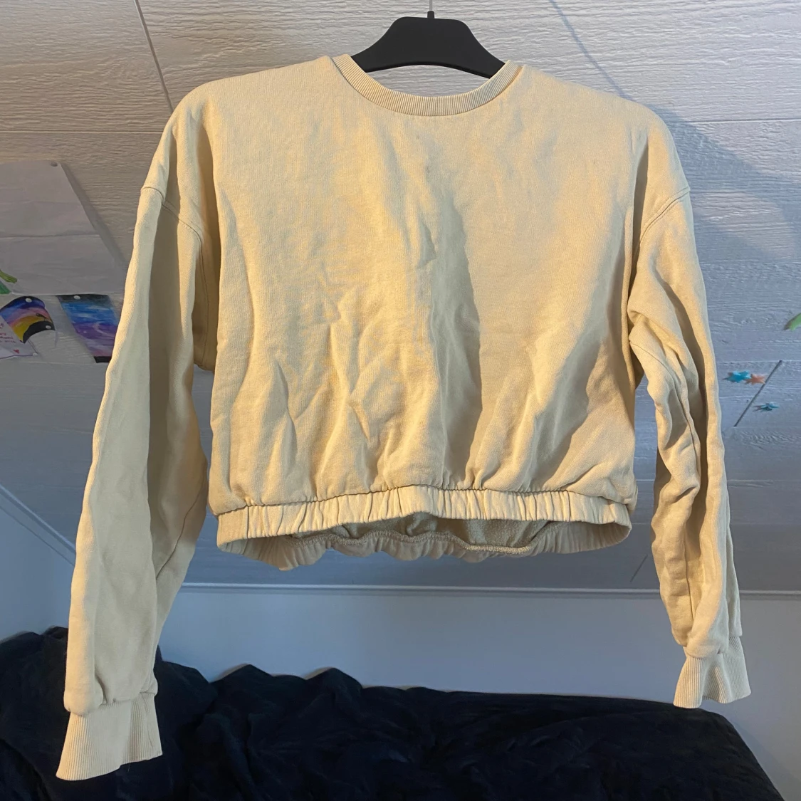 Beige croppad sweatshirt från 157