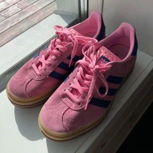 Adidas Gazelle Bold - rosa sneakers med blå ränder - Rosa/marinblå adidas gazelle bold i storlek 37, kan skicka i kartong med tillhörande marinblå snören 🩷💙
