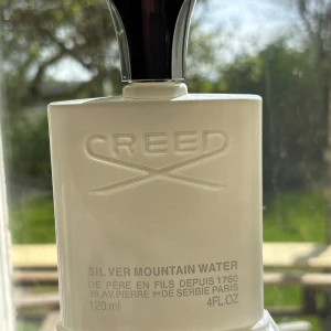 Creed Silver Mountain Water Eau de Parfum 120ml - Exklusiv parfym från Creed, Silver Mountain Water, i vit flaska med silverfärgad kork. Doften har fräscha doft. Säljer den då jag fick den i present men var inte så förtjust i doften.                                           Pris kan diskuteras och du någon fråga svarar jag gärna.