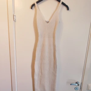 Vit stickad Adoore klänning 36 - Vit stickad Adoore klänning i storlek 36. Klänningen är i gott skick. Köpt av en annan säljare men den var tyvärr för liten för mig så jag säljer denna vidare i hopp om att den ska passa någon annan.