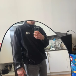 (Vintage) The North Face-jacka från tidigt 90tal - Storlek: Märkt XXL men sitter som en baggy Large – perfekt för oversize-look. Skick: Välbevarad för sin ålder, lite normalt ludd (kan rollas bort), inga hål eller fläckar. Färg: Svart med broderade logotyper Detaljer: Justerbar midja, dragkedjefickor, klassisk retro-passform  En ovanlig modell som är svår att hitta idag – perfekt för dig som gillar äkta vintage och funktion i ett.