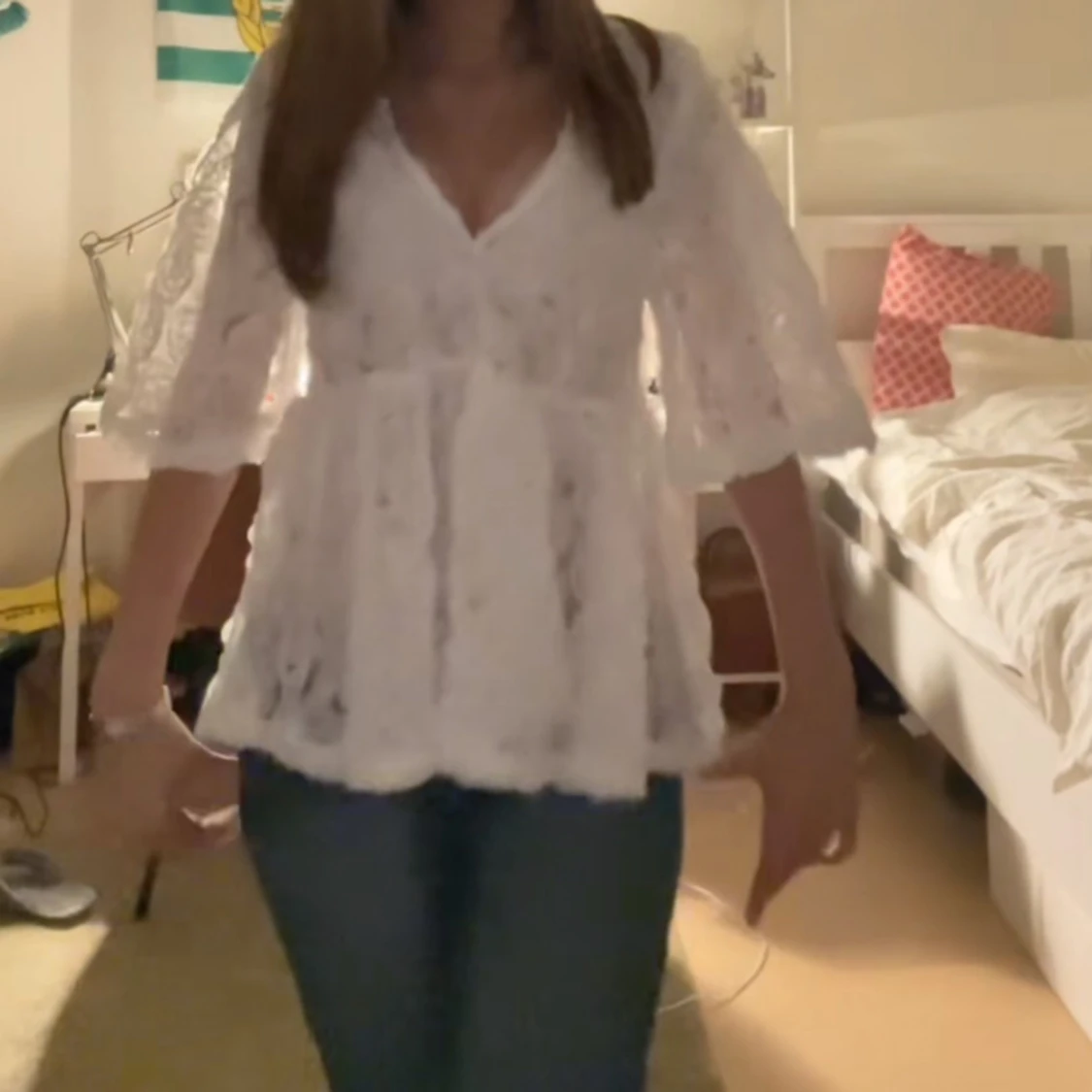 Vit blommig blus med spetsdetaljer