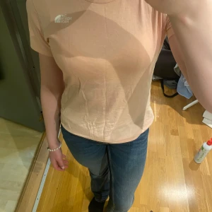 Ljusrosa T-shirt från The North Face💕 - En jättefin och skön ljusrosa/peachfärgad t-shirt från the North face i XS🥰säljer då den ej används  ❤️nästan nyskick, knappt använd. Katt finns i hemmet