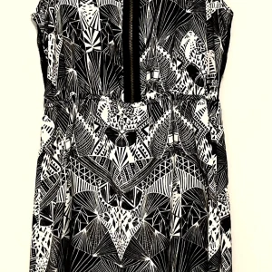 Stylish,rockig, retro klänning JC strlS - OBS! Det här är en unik klänning eftersom JC inte existerar längre och jag har hittills inte lyckats hitta någon annan i samma modell som den här på nätet!Bär du den här kan du vara väldigt trygg med att inte riskera att det är någon mer på festen som har samma outfit som dig!:) En supersnygg,cool klänning som får dig att synas i mängden! Den är från JC jeans & clothing , i strl S,mycket svår att få tag på och den här är i nyskick!