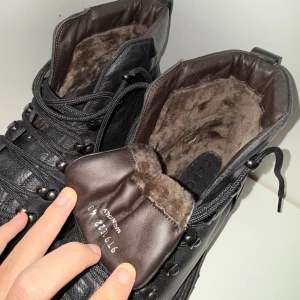 Oanvända CC Shoes kängor i buffelskinn och sheerlinglamull - Säljer ett par oanvända kängor från CC Shoes i buffelskinn och vaderade i sheerlinglamull. Nypris är 6000kr, mitt pris 1000kr. Storleken är 40 men passar även 41. Handgjorda i Italien. Supersköna och stiliga när det blir kallt. Även fast det börjar röra sig mot sommaren nu skulle jag starkt rekommendera att man köper denna sko nu, då duinte kommer hitta en lika skön sko i samma kvalitet till detta pris senare