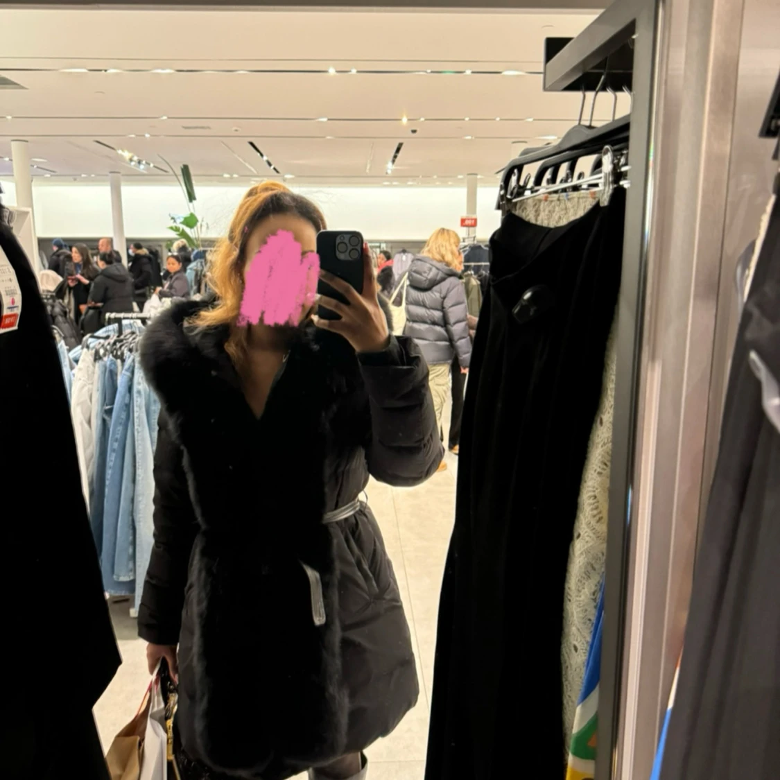 Svart dunjacka med pälsdetaljer