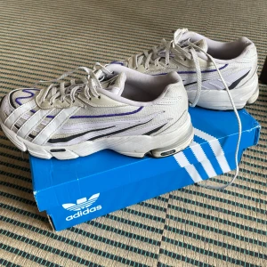 Adidas Orketro sneakers i vitt och lila - Hej!! Säljer ett par jättefina Adidas orketro sneakers i vitt och lila. Endast använda en säsong pga lite för små för mig. Köpt likadana fast i större storlek! 🤭 Originalförpackning ingår! Jag har även andra skor till försäljning i strl 37-38, kika gärna!🥿👠🩰🩴👟