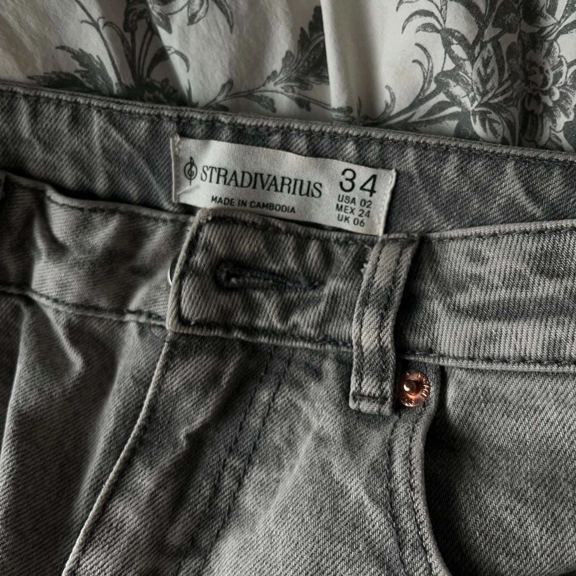 Grå jeans från Stradivarius - 1