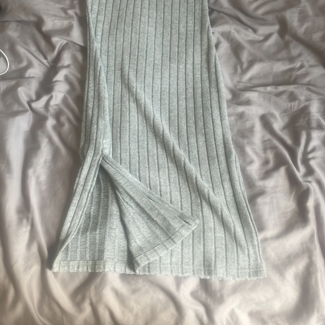 Ljusgrå ribbad stickad klänning - 3