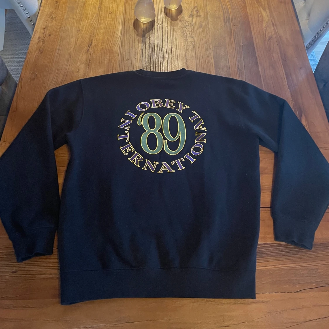 Svart sweatshirt från Obey med broderad logga - 4