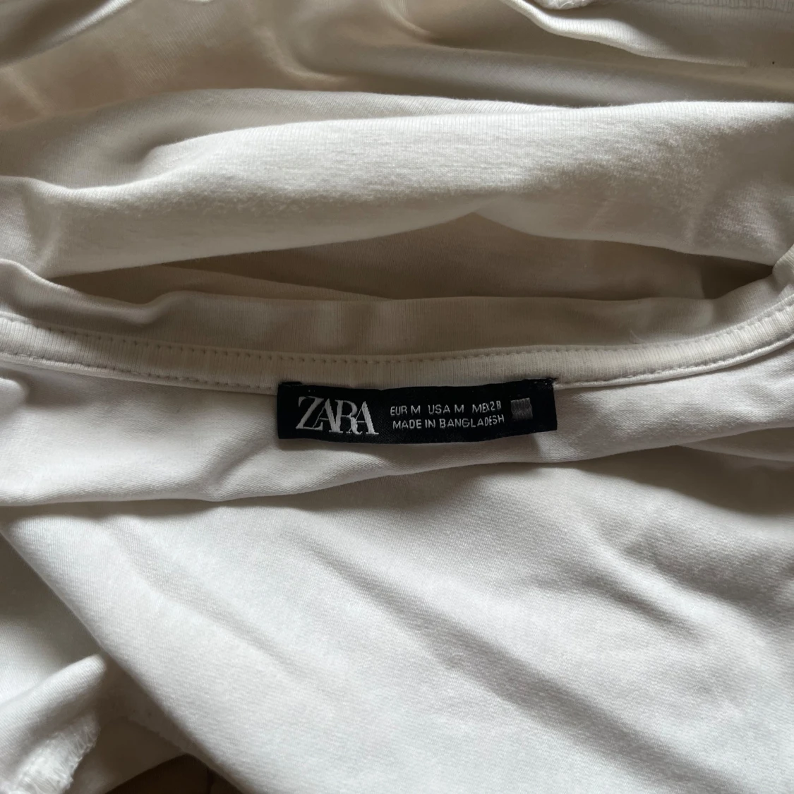 Vit croppad t-shirt från Zara - 1