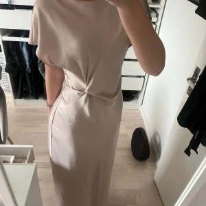 Beige långklänning - Superfin långklänning!! Använd några gånger därmed lite defekter som ni ser på sista bilden men inget jag stört mig på🤍🤍🤍🫶🫶