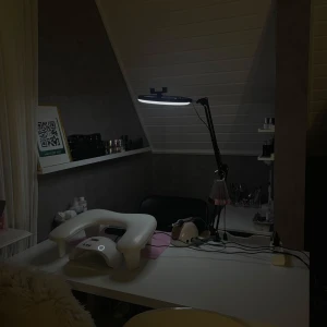 Svart ringlampa med arm och bordsfäste - Superfin lampa med stativ, funkar att skruva fast i bordet och sätta telefonen på stativet. Går att ändra 3 olika färger och styrka