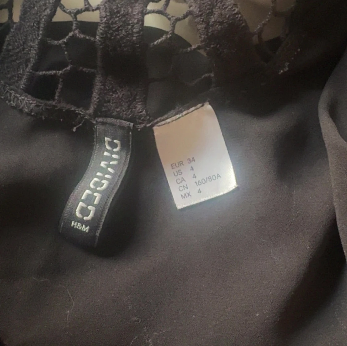 Svart blus med spetsdetaljer från H&M Divided - 2