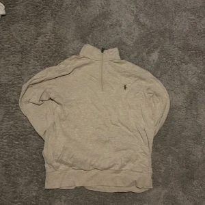 Polo Ralph lauren half zip  - Säljer min Polo Ralph Lauren half som jag köpte i september förra året på Macys i New York. Tröjan är i fint skick utan några märken av användning. Tröjan är i storlek S. Skriv om du har nått prisförslag eller några andra funderingar.