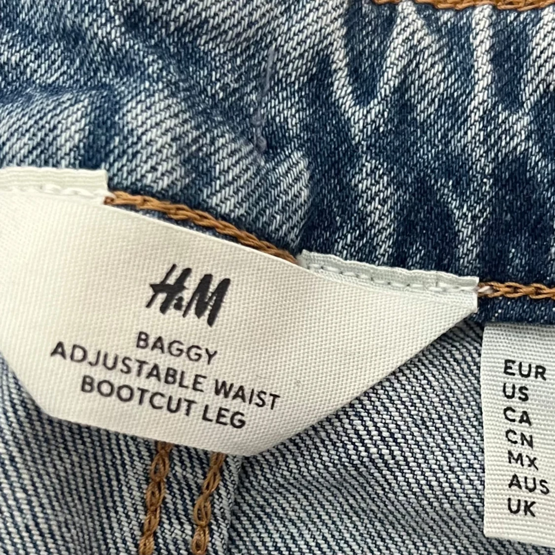 Blå bootcut jeans med blommiga detaljer från H&M - 3
