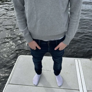 Replay Anbass W28 L32 - Säljer nu mina tvärfeta Replay Anbass jeans som har en tight passform. Perfekta för en stilren look.  Den har en klassisk design med fem fickor och dragkedja. Priset är inte hugget i sten 🪨 Tveka inte att höra av er vid minsta funderingar 🔥🥂 Vi svara så fort vi kan på era frågor 🙌