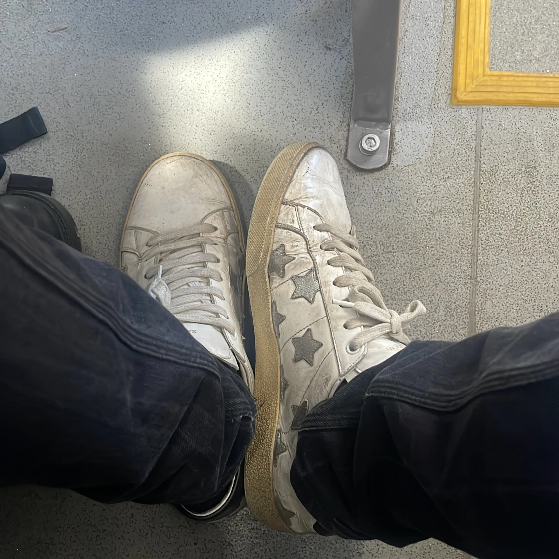 Vita sneakers med stjärnor från Saint Laurent, 700 så får ni dem vid snabb affär!!