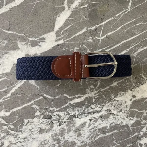 Flätat bälte  - Snyggt och stiligt flätat bälte i färgen navyblue som passar till allt och alla tillfällen. De är i nyskick och mer eller mindre aldrig använt. Den är ca 105 cm långt. Vid några frågor eller funderingar är det bar att höra av dig. 😄
