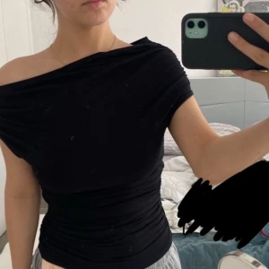 Svart off-shoulder topp  - Superfin svart topp i storlek XS med off-shoulder-design. Tight passform och smickrande modell som passar både till vardag och fest. Toppen är i nyskick – aldrig använd. Märket är okänt (materialet är stretchigt) Hör gärna av er om ni har några frågor! ❤️