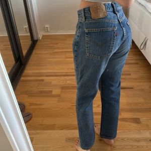 Levis 501 blå jeans W31 L34 - Klassiska blå Levis 501 jeans med rak passform. Jag är 166 cm. Sitter lite mer oversize på mig vid midjan. 