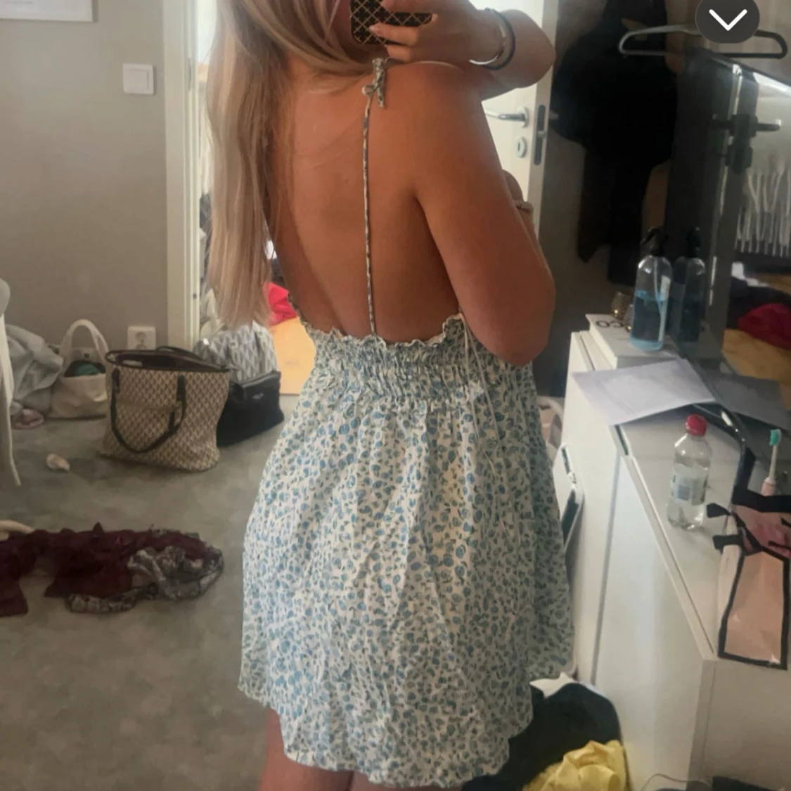 Blommig sommarklänning med öppen rygg - 1