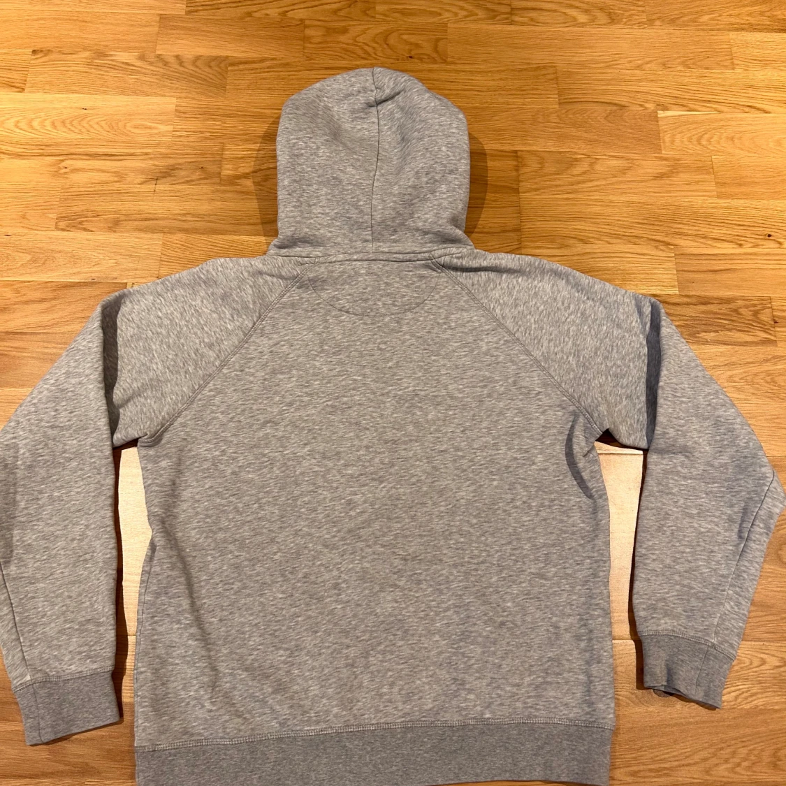 Grå hoodie från GANT original shield logga  - 1