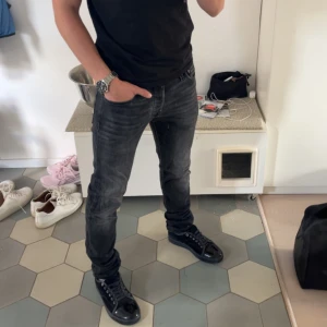 Svarta slim fit jeans från Jack & Jones - Säljer ett par riktigt snygga jeans från Jack and Jones i modellen Glenn. Skriv om du har några frågor eller funderingar!