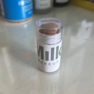 Milk Makeup Matte Bronzer Stick i nyansen Baked - Bronzer stick från Milk Makeup i färgen Baked. Endast testad på handen aldrig i ansiktet. 💝 Kommer med lådan!