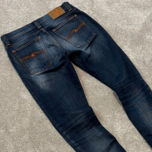 Nudie Jeans - Tjena! Säljer dessa riktigt schyssta blå Nudie jeans med fet tvätt! Jeansen är i fint skick! Size 29/32. Skriv vid funderingar!