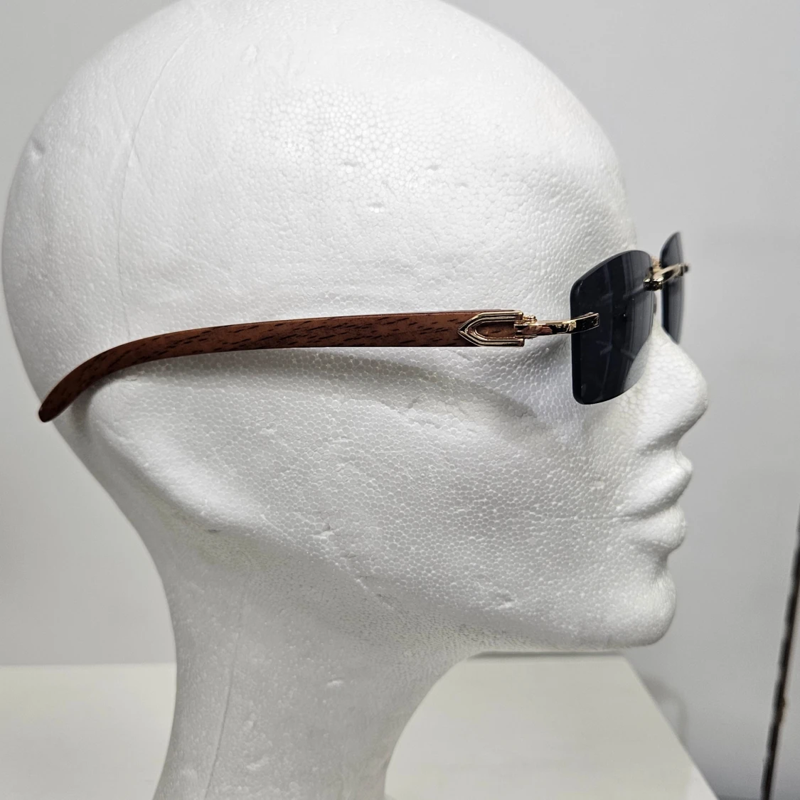 Svarta rektangulära solglasögon med gulddetaljer - 4