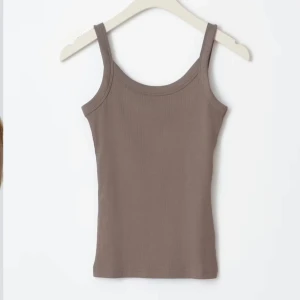 SÖKER GINA LINNE BEIGE BRUN - Söker detta linne från gina i strl XXS, XS eller S❤️❤️❤️det heter ”basic rib singlet” på hemsidan i färg Falcon (7092)