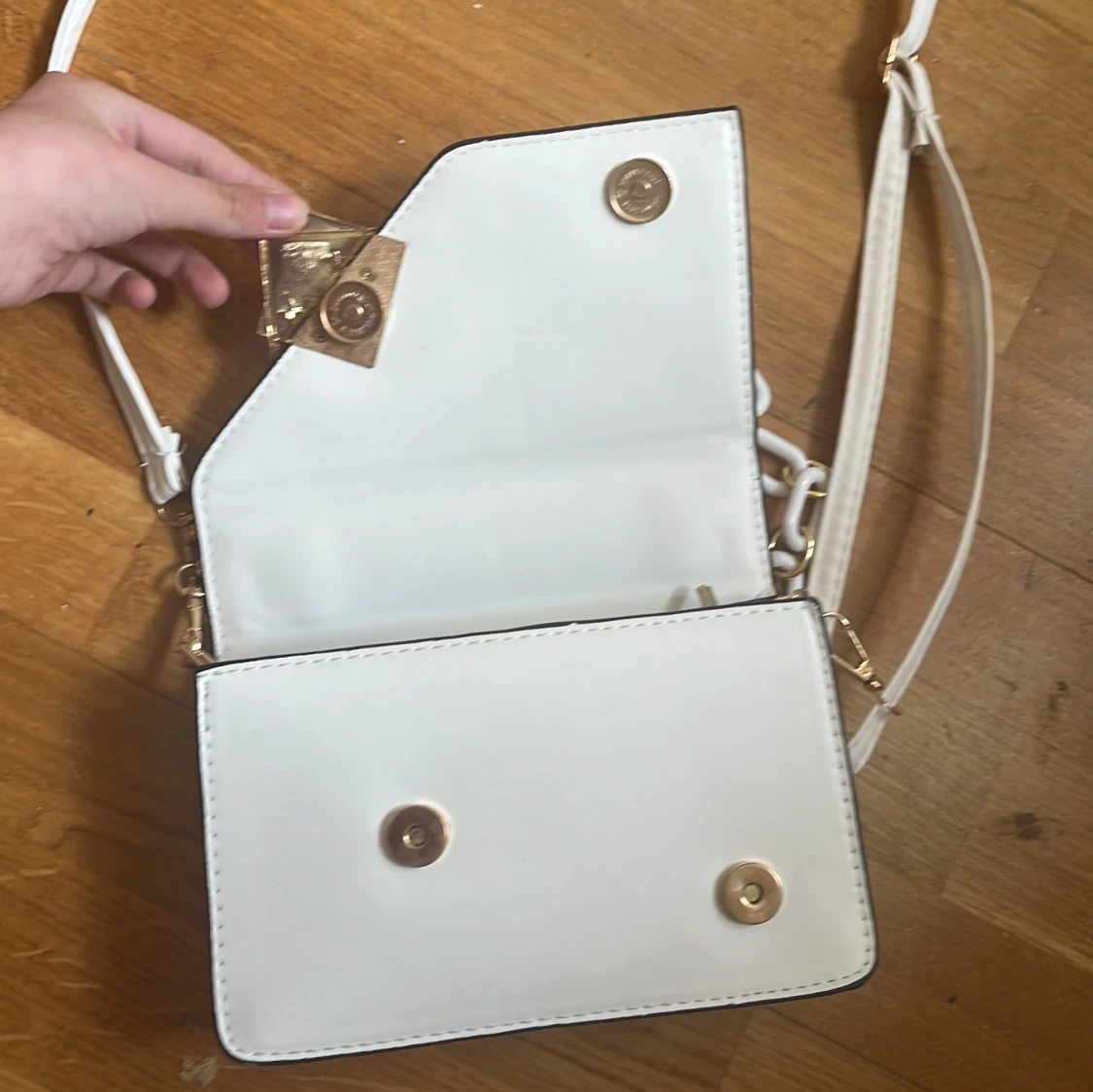 Vit axelväska med kedjedetalj - 1