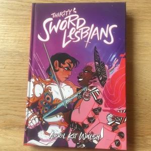 Thirsty Sword Lesbians - rollspelsbok - Thirsty Sword Lesbians är en rollspelsbok med färgstarkt omslag och illustrationer. Bra present till partner !! Perfekt för dig som gillar queera berättelser och rollspel. Nypris på SF-bokhandeln : 349 SEK