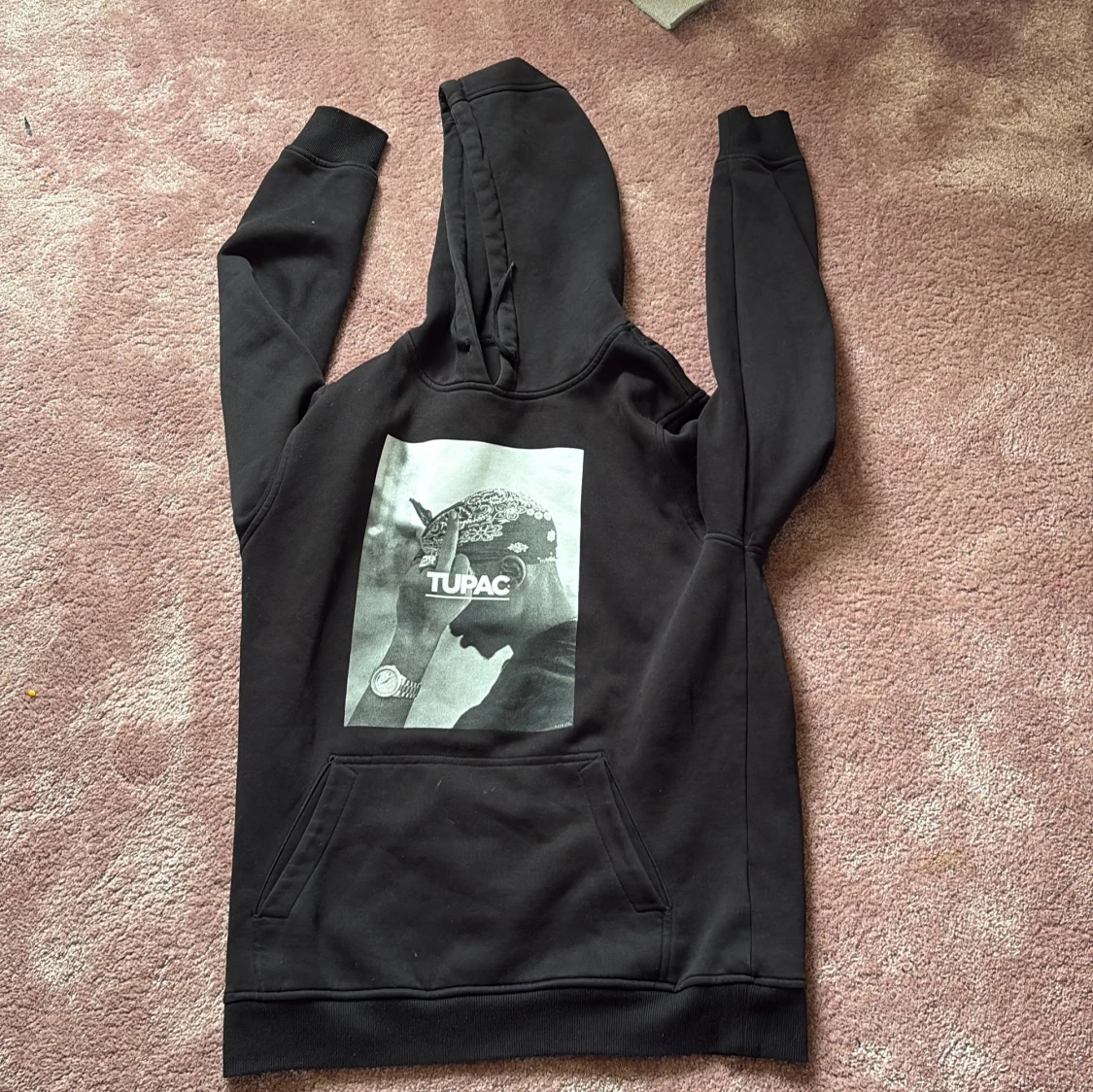 Svart Tupac hoodie från Mister Tee