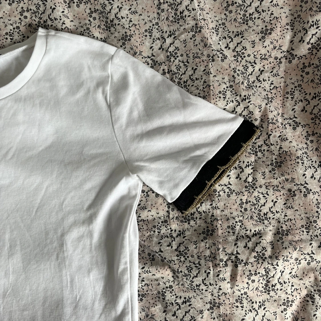 Vit t-shirt med svarta volangdetaljer - 2