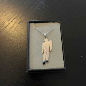 Blosh halsband - Såld på annan sida!!!                                                Ett Blosh halsband köpt på Billie Eilish hemsida för ett par år sedan. Den är i väldigt fint skick. Halsbandet säljs inte längre på hennes hemsida så det är rare merch. Priset kan diskuteras
