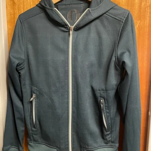 Elvine Zip-up hoodie - Använd få gånger. Slim fit. Passar S och M. Nypris 1499. Pris kan diskuteras
