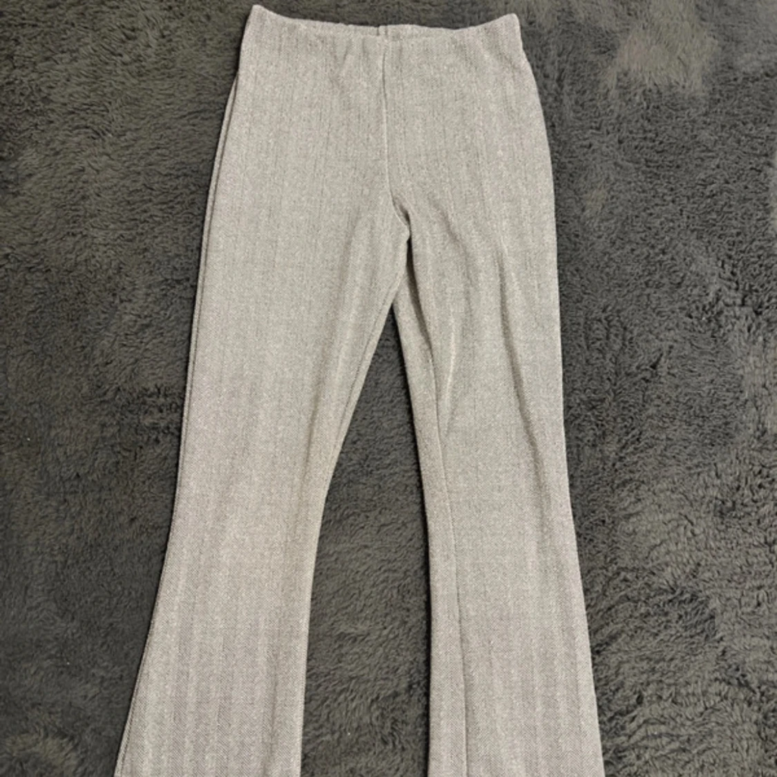 Grå mönstrade utsvängda byxor 