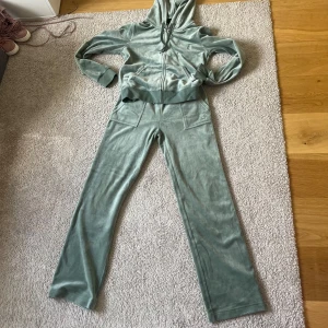 Grönt juicy set - Ett helt juicy set i ljusgrön färg. Superskönt och snyggt. Tröjan är i storlek M och byxorna är i S. 