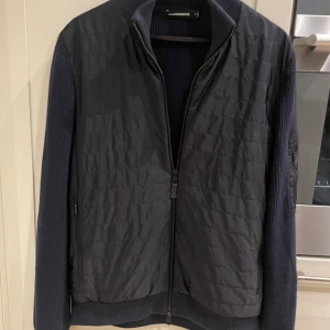 Mörkblå stickad jacka från J.Lindeberg - Säljer en mörkblå cardigan ifrån j.lindeberg som är riktigt snygg. Väldigt bra skick. Nypris: 3200kr