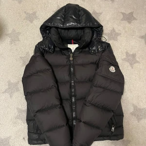 Moncler chevalier  - Hej! En riktigt fet moncler chevalier jacka som är väl tagen hand om. Enda nackdelen är att moncler loggan på dragkedjan har lossnat, men vilket dem gör efter ett tag. Har du någon fundering eller vill ha fler bilder är det bara att höra av dig!