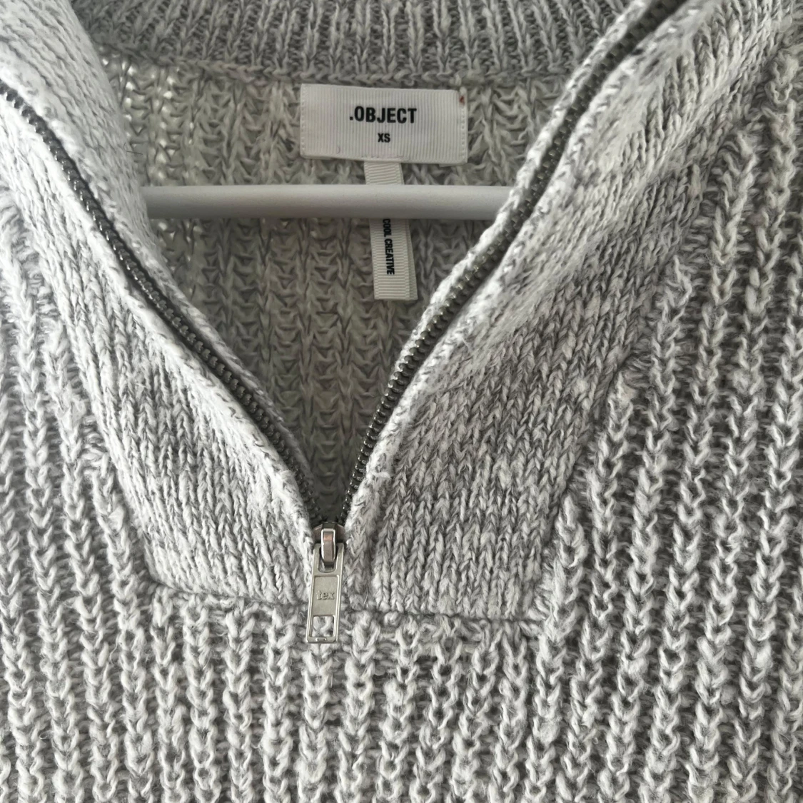 Grå stickad tröja med dragkedja från Object - 1