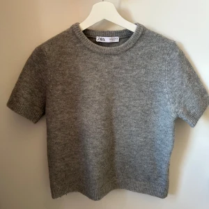 Stickad t shirt - Jättefin stickad t shirt från zara, storlek M men ganska liten i storlek!! Bra skick använd Max 3 gånger💞💞