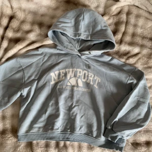 ljusblå hoodie - från lager 157 i storlek M har pytte pytte små sprikor på texten men annars jätte bra skick.💗