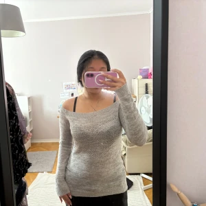 Grå tröja med öppen axlar  - Grå tröjor med öppen axlar. Väldigt bekväm och fin ganska stor perfekt för dig som har storlek M-L 🥰